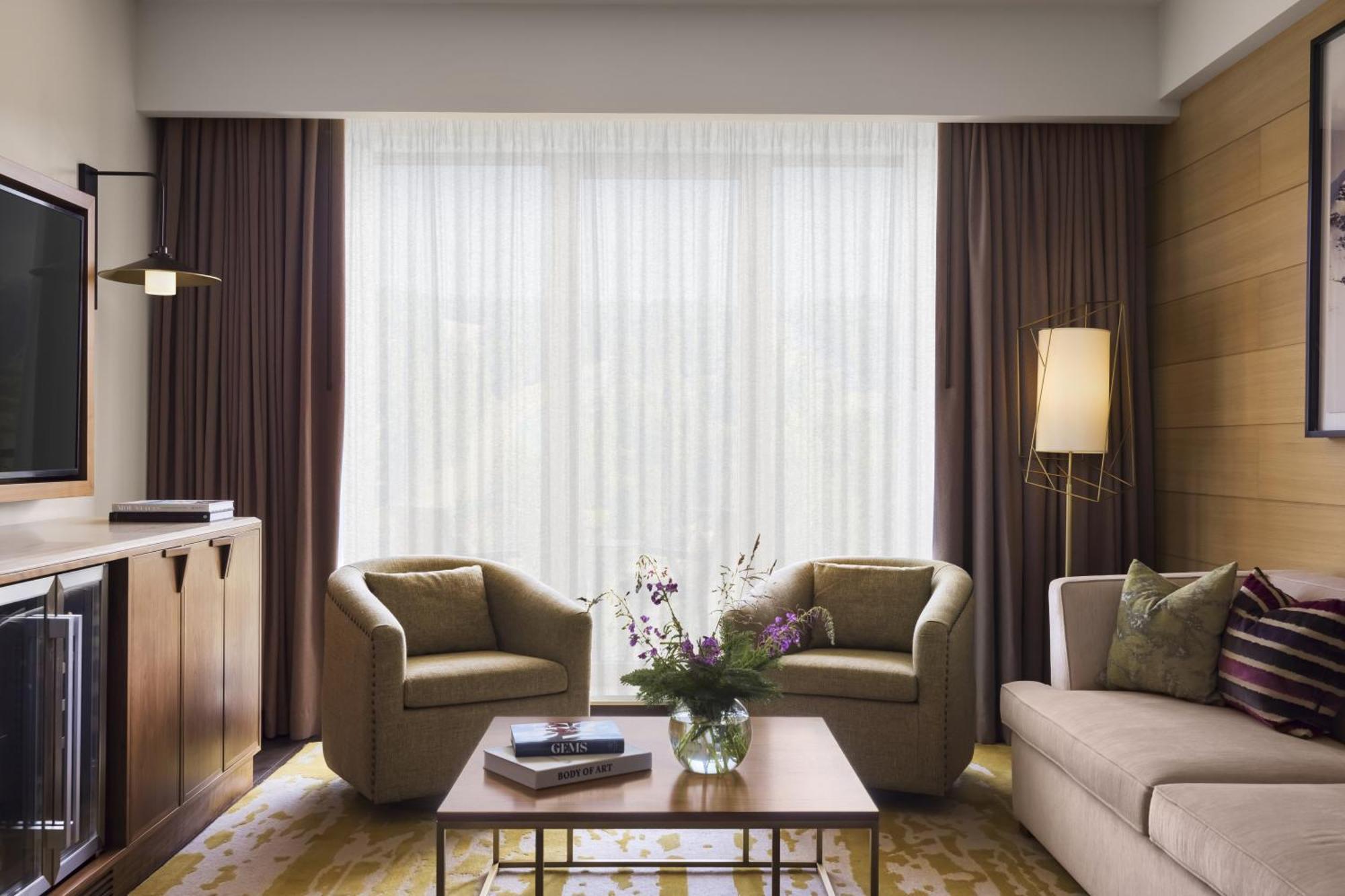 Viceroy Kopaonik Serbia Dış mekan fotoğraf A living room in a suite at the Mandarin Oriental, Hong Kong