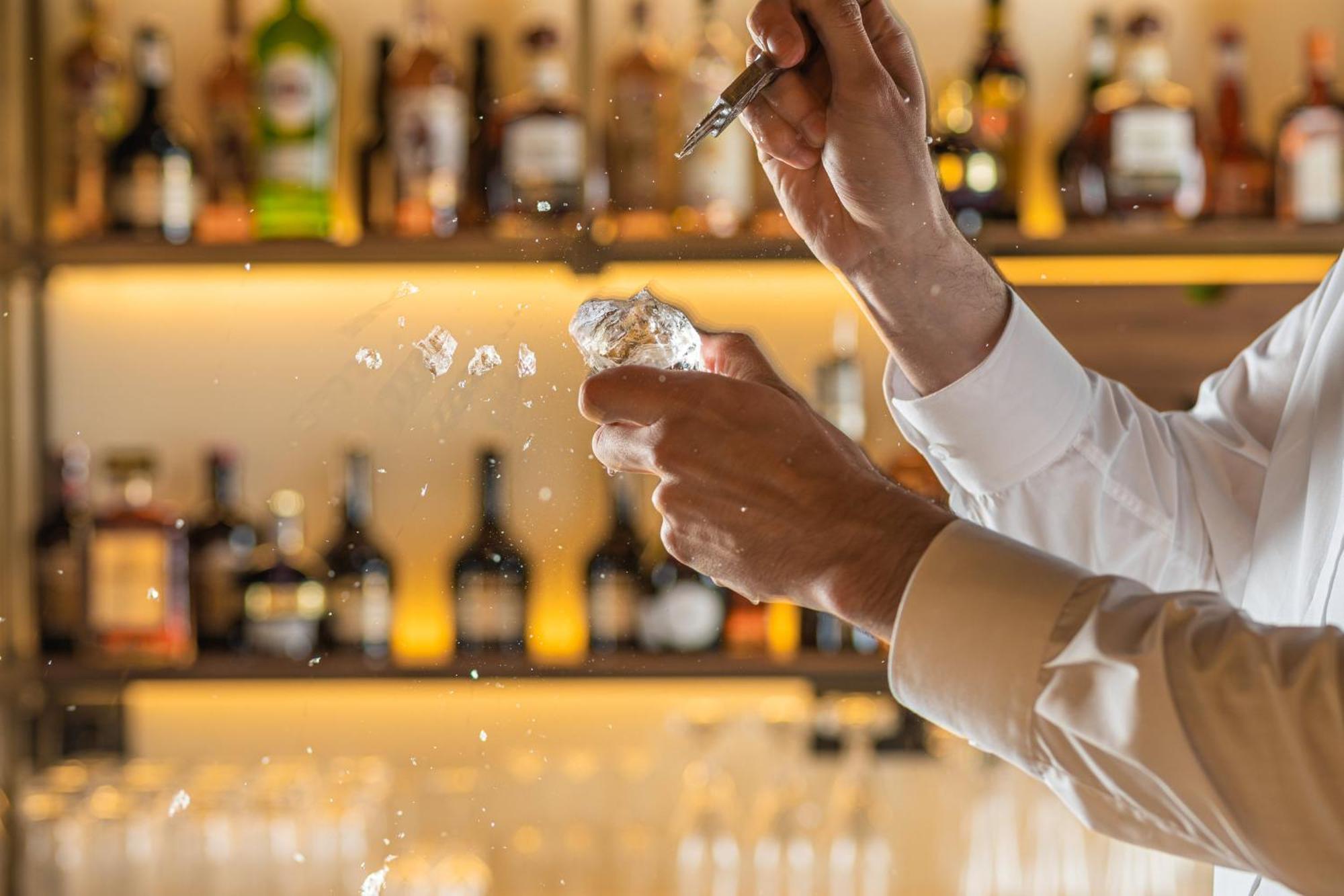 Viceroy Kopaonik Serbia Dış mekan fotoğraf A bartender preparing a drink