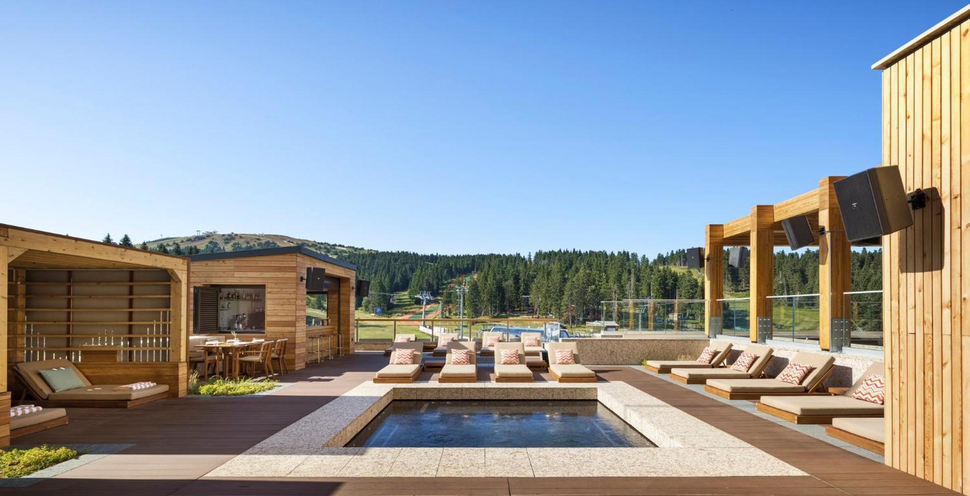 Viceroy Kopaonik Serbia Dış mekan fotoğraf The rooftop pool at The Lodge at Blue Sky