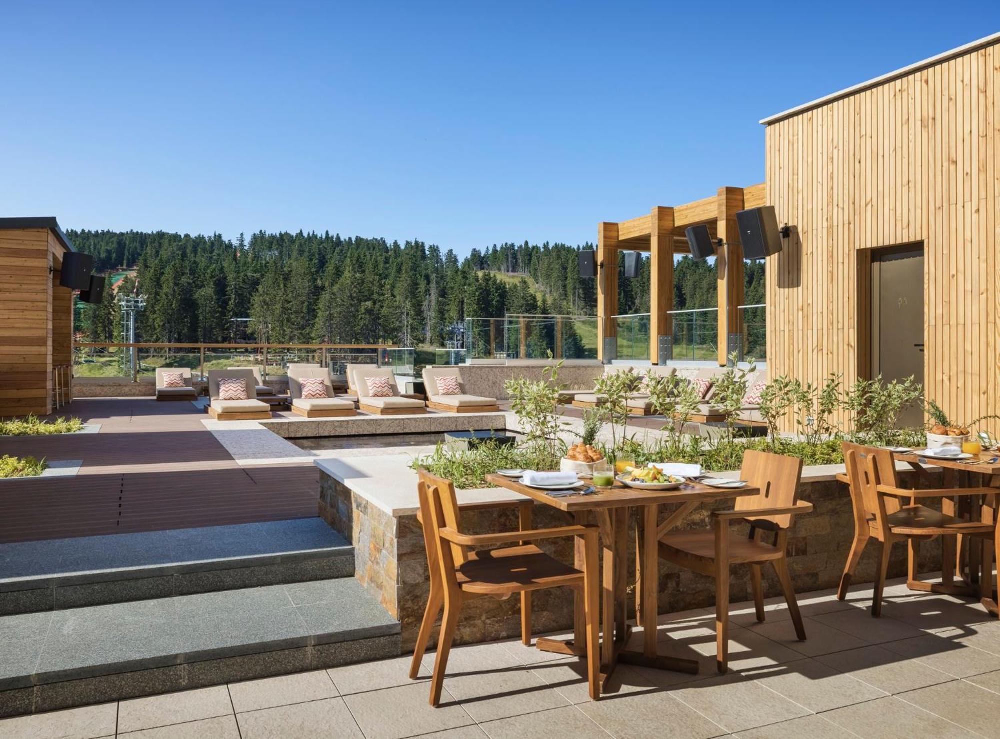 Viceroy Kopaonik Serbia Dış mekan fotoğraf The rooftop terrace at the Hotel