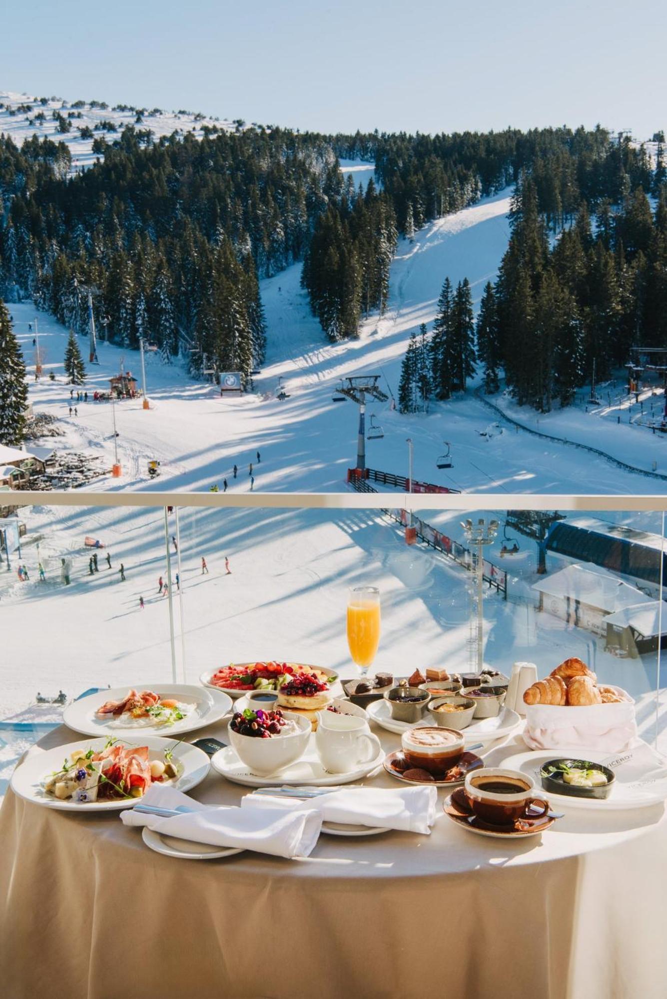 Viceroy Kopaonik Serbia Dış mekan fotoğraf Breakfast at the Hotel