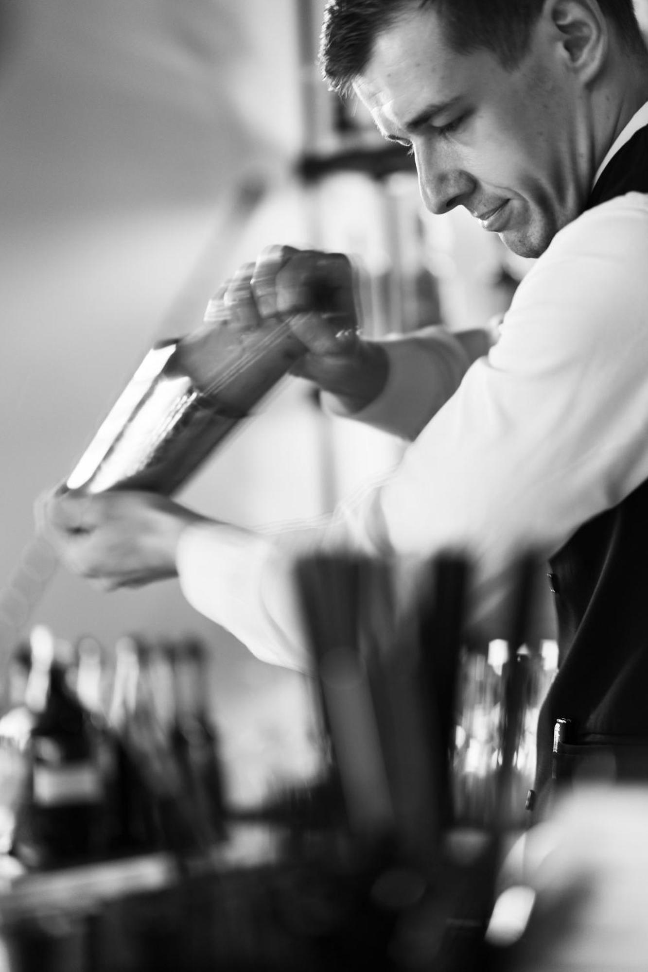 Viceroy Kopaonik Serbia Dış mekan fotoğraf A waiter holding a wine bottle