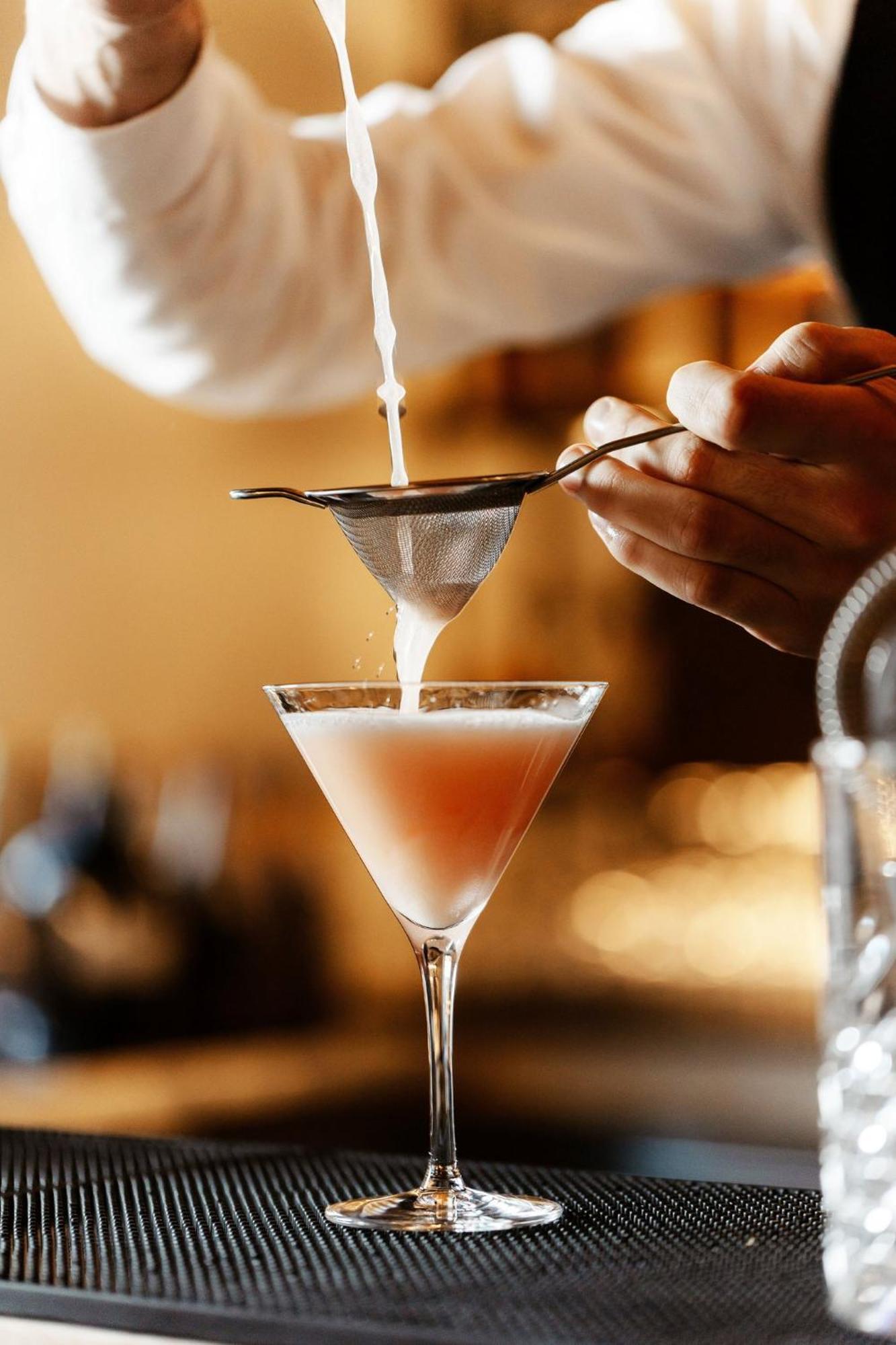 Viceroy Kopaonik Serbia Dış mekan fotoğraf A bartender straining a cocktail